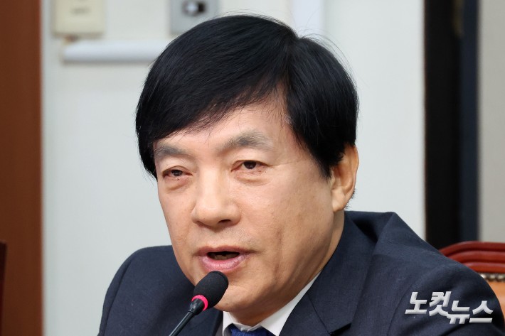 더불어민주당 이성윤 최고위원이 9일 서울 여의도 국회에서 열린 최고위원회의에서 특검 후보 추천 논란과 관련해 발언하고 있다.