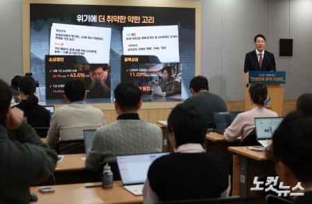 오세훈 서울시장이 9일 오전 서울 중구 서울시청 브리핑룸에서 민생경제 활성화 대책 브리핑을 하고 있다.