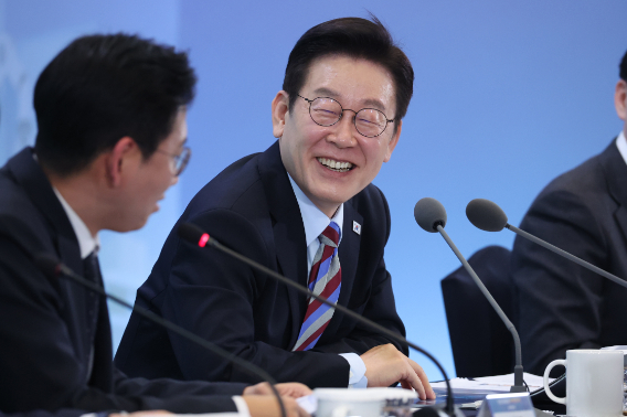 이재명 대통령이 6일 창원 성산구 창원컨벤션센터에서 '경남의 마음을 듣다' 타운홀미팅 간담회에서 배경훈 부총리 겸 과기부 장관의 발언에 웃고 있다. 연합뉴스