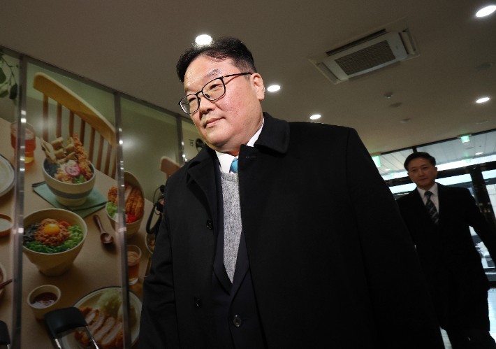 쿠팡의 퇴직금 미지급 의혹을 수사 중이던 문지석 부장검사에게 무혐의 처분 하라고 압력을 행사한 혐의를 받는 엄희준 광주고검 검사가 9일 서울 서초구 안권섭 상설특별검사 사무실로 출석하고 있다. 연합뉴스