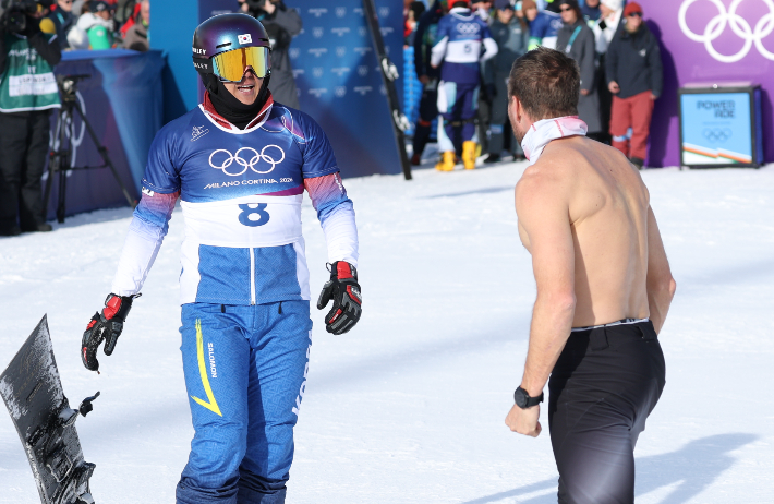 경기 후 만난 김상겸(왼쪽)과 벤야민 카를. 연합뉴스