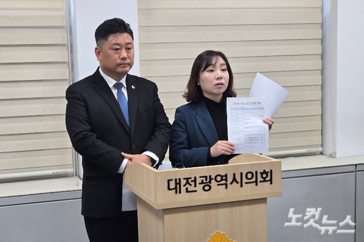 민주당 김민숙·방진영 의원이 기자회견을 열어 임시회 개최 무효를 주장하고 있다. 고형석 기자