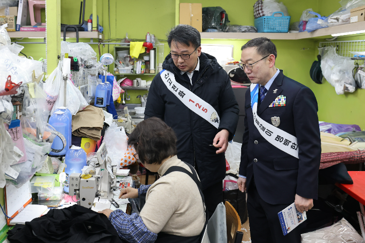 이명구(오른쪽) 관세청장은 9일 서울 동대문 도매상가와 창신동 봉제골목 일대에서 진행된 범정부 합동 '라벨갈이 근절 캠페인'에 참여했다. 관세청 제공