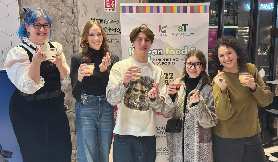 전통주 칵테일을 즐기는 밀라노 시민들. aT 제공