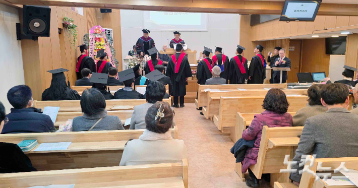 수도국제대학원대학교 설립이사장 나원 목사가 학위수여를 하고 있다. 이강현 기자