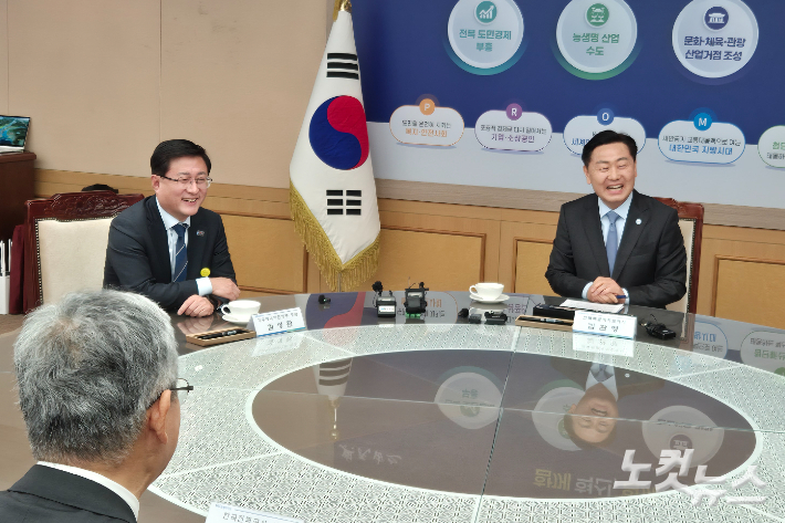 9일 오전 전북도청에서 전북도·새만금청·한전·한수원이 새만금 수상태양광 1단계 사업의 적기 건설을 위한 MOU를 체결했다. 김성환 기후에너지부 장관(왼쪽)과 김관영 전북도지사. 송승민 기자