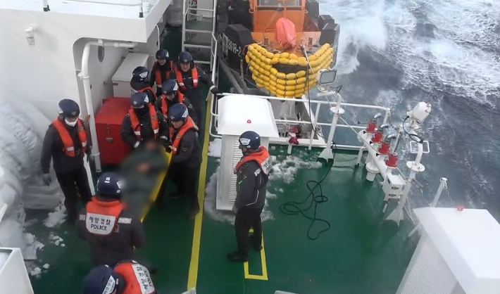 동해해경이 환자를 이송하고 있는 모습. 동해해양경찰서 제공