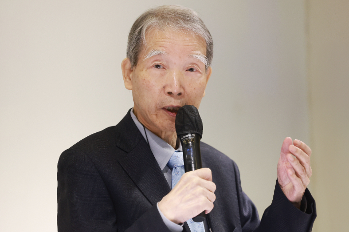 임헌영 국립한국문학관 관장이 9일 서울 중구 컨퍼런스하우스 달개비에서 취임 1개월 기자회견을 하고 있다. 연합뉴스