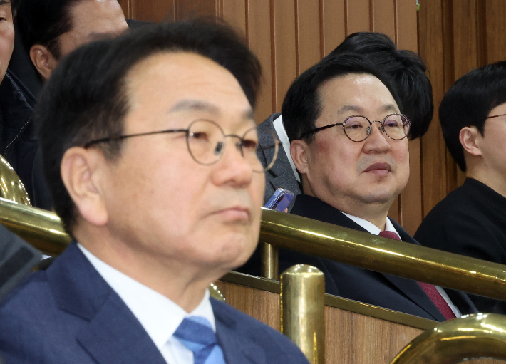 9일 국회 입법 공청회에 참석한 이장우 대전시장(오른쪽)과 강기정 광주시장이 방청석에 앉아있다. 연합뉴스