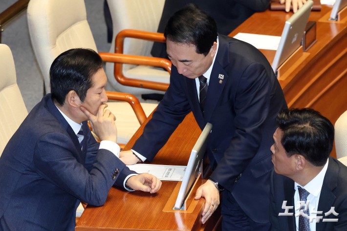 더불어민주당 정청래 대표가 9일 국회에서 열린 2월 임시국회 본회의에서 박수현 수석대변인과 대화하고 있다.