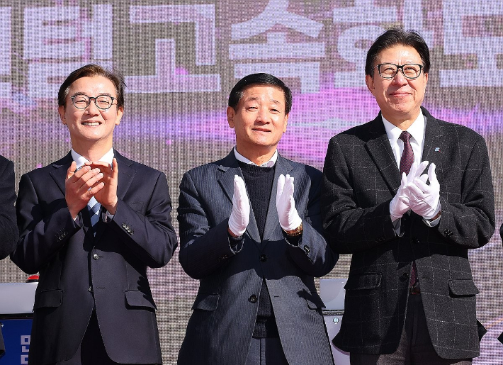 전재수 의원(왼쪽 첫번째)과 박형준 부산시장(오른쪽 첫번째)이 9일 오후 부산 북구 IC에서 열린 만덕~센텀 고속화도로(대심도) 개통식에서 박수를 치고 있다. 연합뉴스