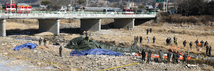 9일 경기도 가평군 조종면 현리에서 육군 코브라 헬기가 추락해 군 당국이 현장을 조사하고 있다. 연합뉴스