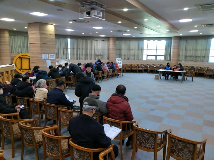 9일 포항 뱃머리 평생교육관 다목적실에서 수강신청 현장 지원창구를 운영하고 있다. 포항시 제공