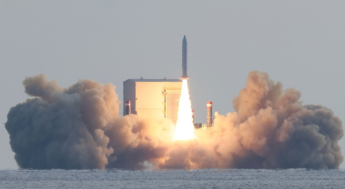 2023년 12월 4일 오후 제주 서귀포시 예래동 앞바다에서 군 주도로 고체연료우주발사체 3차 시험발사가 진행되고 있다. 연합뉴스