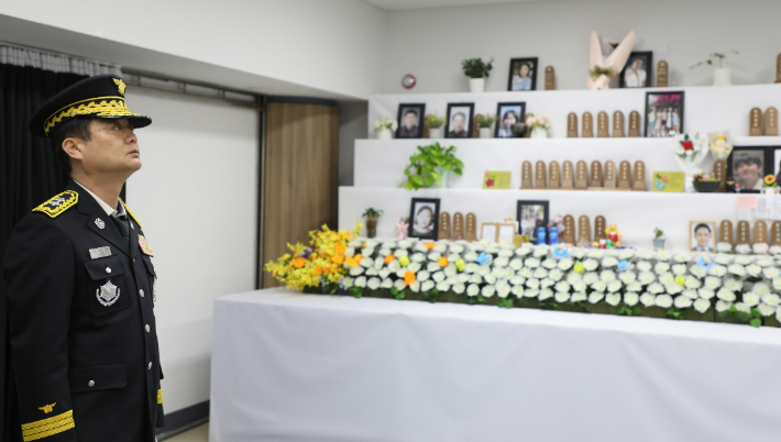 9일 최민철 제21대 전남소방본부장이 취임 첫 행보로 무안공항에 마련된 제주항공 여객기 사고 희생자 합동분향소를 찾아 참배했다. 전라남도 제공