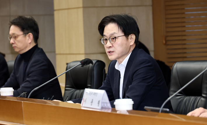 김정관 산업통상부 장관이 9일 서울 종로구 한국무역보험공사에서 열린 경제단체 긴급현안 점검회의에서 발언하고 있다. 연합뉴스