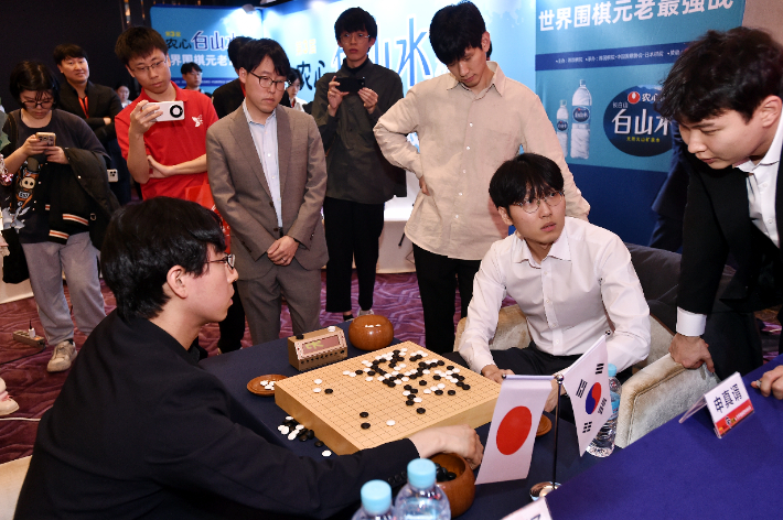 신진서 9단(사진 오른쪽에서 두 번째) vs 이치리키 료 9단. 사진은 대국 후 복기 장면. 한국기원 제공