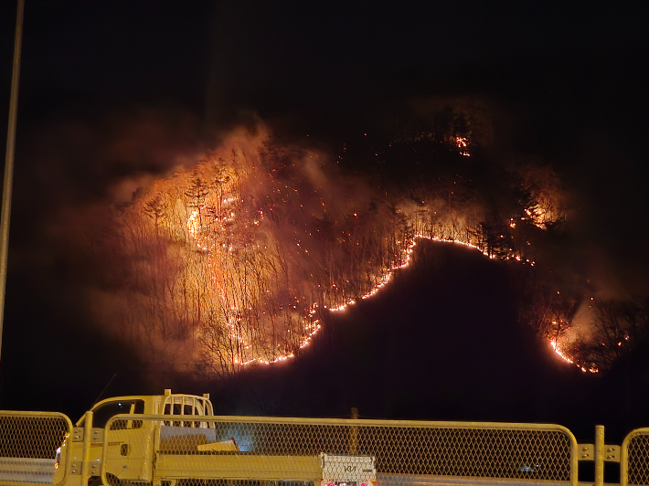 지난 8일 밤 재발화한 경주 문무대왕면 산불. 독자 제공