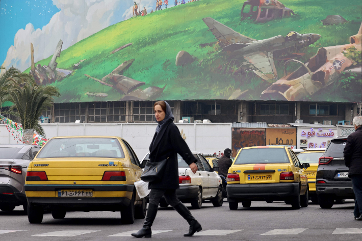 8일(현지시간) 이란의 수도 테헤란 시내 광장에 있는 한 건물에 반미 광고판이 부착돼있다. 연합뉴스