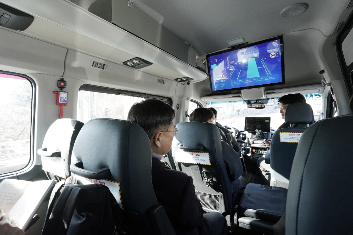 자율주행자동차에 탑승한 신상진 성남시장과 시민들. 성남시 제공