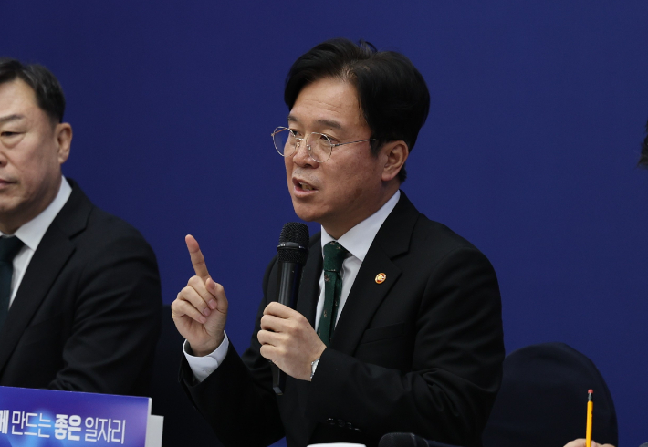 9일 오후 울산 동구청에서 열린 '조선업 르네상스, 함께 만드는 좋은 일자리' 타운홀미팅에서 김영훈 고용노동부 장관이 인사말하고 있다. 연합뉴스