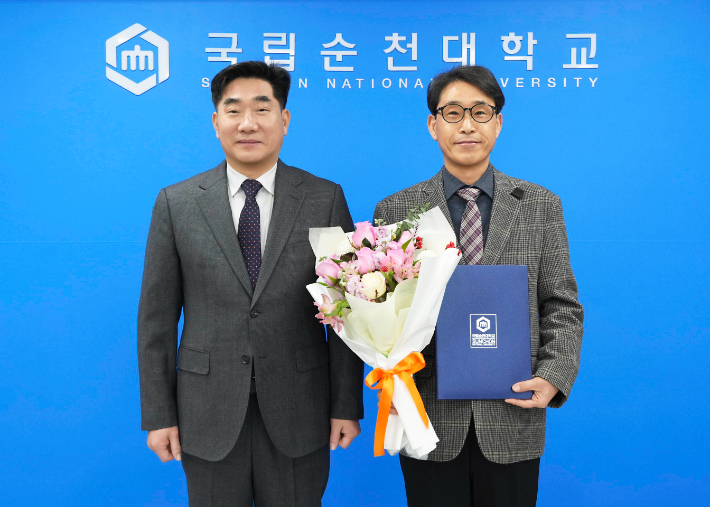 9일 임명된 이동희 부총장(오른쪽)과 이병운 총장.  순천대 제공 