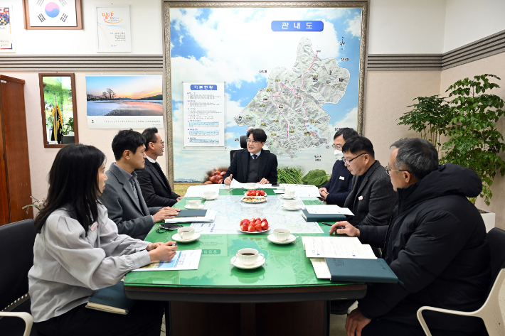 지난 6일 이정곤 밀양시 부시장이 단장면행정복지센터를 방문해 읍면동 현안을 점검하고 직원들과 소통하는 시간을 갖고 있다. 밀양시 제공