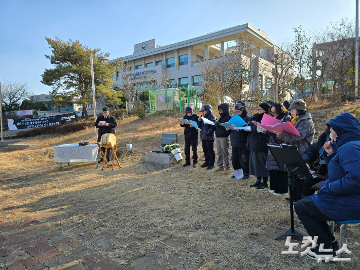 추모식에서 추모하며 찬양하고 있다. 전남CBS