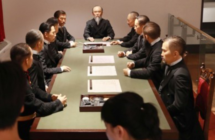 서울 중구 정동 중명전에서 시민이 을사늑약(1905년 11월 17일) 재현 모습을 살피고 있다. 연합뉴스