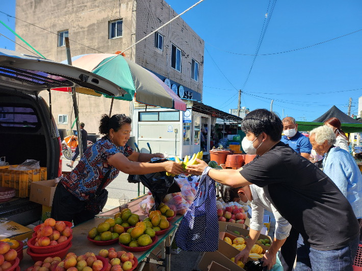 지난해 추석을 앞두고 열린 평해전통시장 장보기행사. 울진군 제공