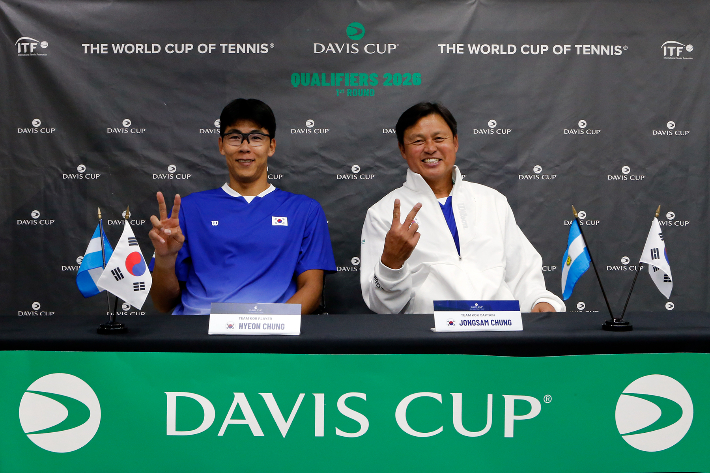 한국 남자 테니스 대표팀 정현(왼쪽)과 정종삼 감독이 8일 아르헨티나와 데이비스컵 경기에서 승리를 거둔 뒤 기자 회견에서 세리머니를 펼치고 있다. 대한테니스협회 