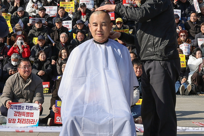 '삭발' 김진태 강원지사 "강원특별법 통과 촉구"