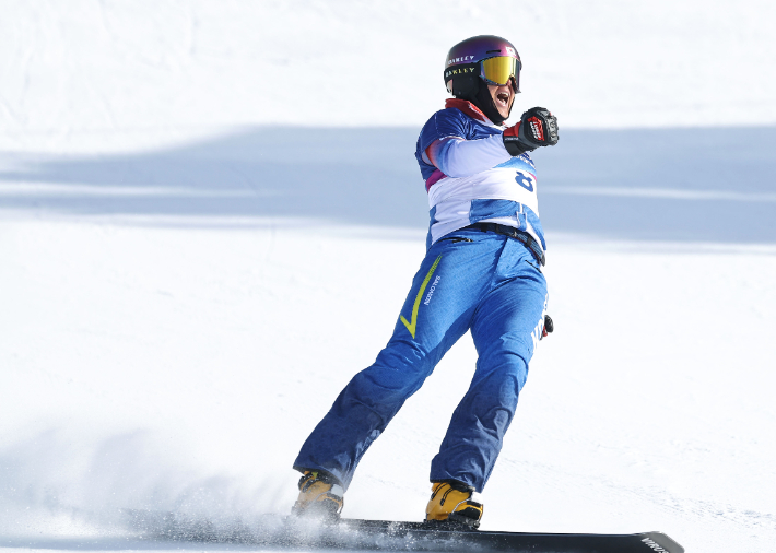 8일(현지시간) 이탈리아 리비뇨 스노파크에서 열린 2026 밀라노-코르티나담페초 동계올림픽 스노보드 남자 평행 대회전 준결승에 출전한 김상겸이 결승전에 진출한 뒤 환호하고 있다. 연합뉴스