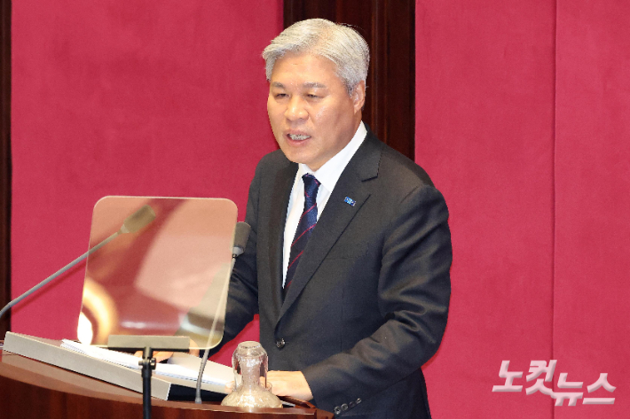 조국혁신당 서왕진 원내대표가 9일 국회에서 열린 2월 임시국회 본회의에서 비교섭단체 대표 연설을 하고 있다. 박종민 기자