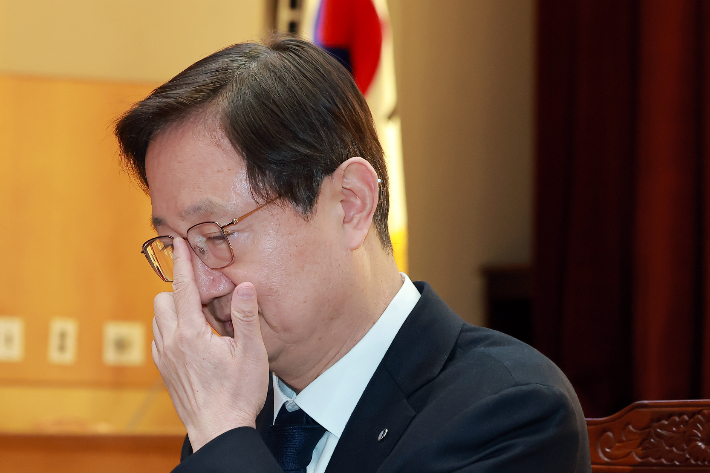 이찬진 금융감독원장이 9일 서울 영등포구 여의도 금융감독원에서 2026년 업무계획을 발표한 뒤 안경을 고쳐 쓰고 있다. 연합뉴스