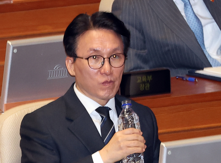 김민석 국무총리가 9일 국회 본회의장에서 열린 정치·외교·통일·안보 분야 대정부질문에서 물을 마시며 목을 축이고 있다. 연합뉴스