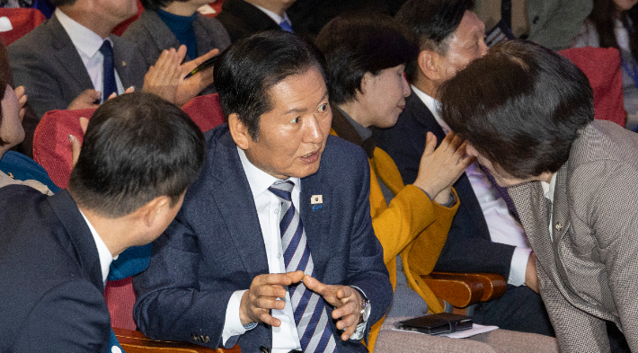 더불어민주당 정청래 대표(가운데), 추미애 법제사법위원장(오른쪽), 한병도 원내대표가 9일 국회 의원회관에서 열린 2026 지방선거 승리 여성 결의대회 도중 대화하고 있다. 연합뉴스