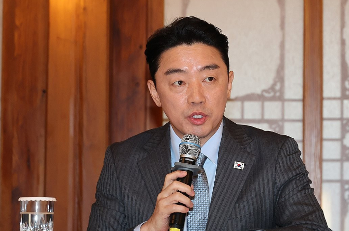 강훈식 대통령 비서실장이 8일 서울 종로구 삼청동 총리공관에서 열린 고위당정협의회에서 발언하고 있다. 연합뉴스