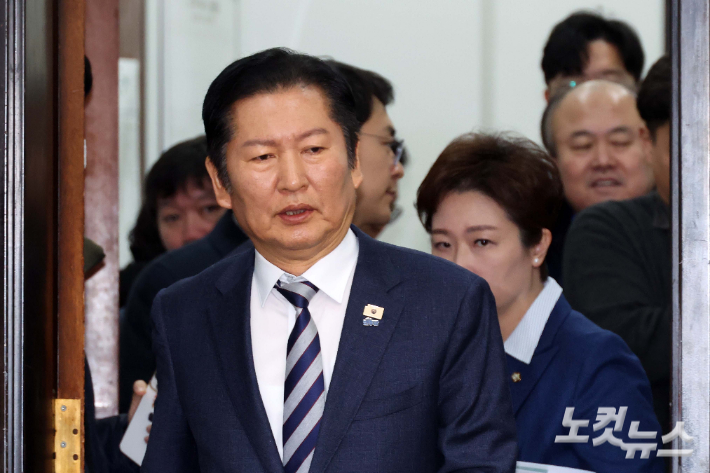 정청래 더불어민주당 대표가 9일 서울 여의도 국회에서 열린 최고위원회의에 참석하고 있다. 박종민 기자