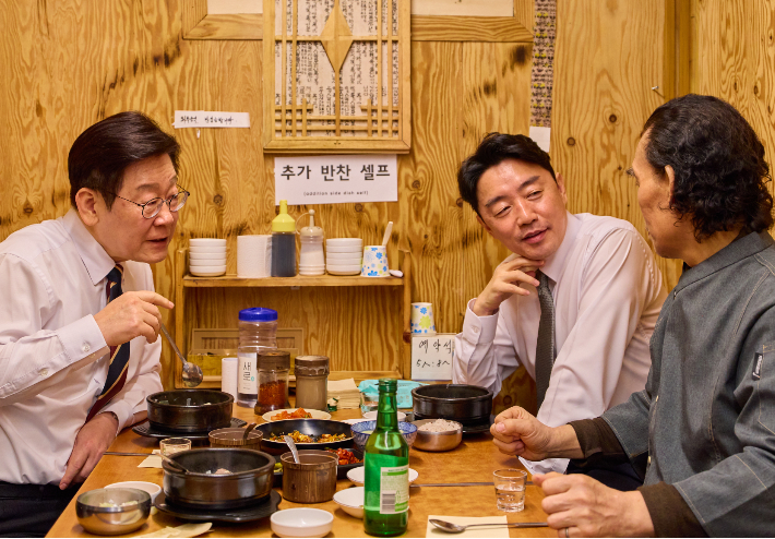 이재명 대통령이 9일 서울 종로구 통인시장 한식당에서 강훈식 대통령비서실장과 저녁 식사를 하며 식당 주인과 대화하고 있다. 청와대 제공