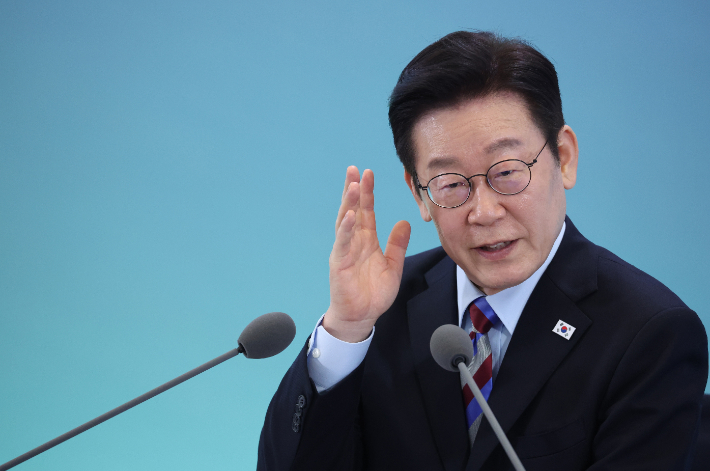 이재명 대통령이 6일 창원 성산구 창원컨벤션센터에서 열린 '경남의 마음을 듣다' 타운홀미팅 간담회에서 발언하고 있다. 연합뉴스