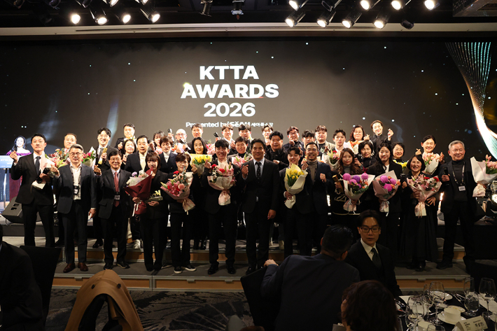 시상식에서 수상자와 관계자들이 기념 촬영한 모습. 협회 