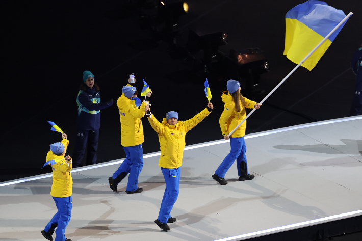 관중 환호 속에 입장하는 우크라이나 선수단 입장. 연합뉴스