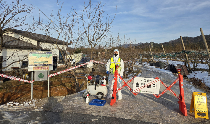 전남도가 9일 아프리카돼지열병이 발생한 돈사에 대해 출입 금지 등 방역 조처에 나서고 있다. 전라남도 제공