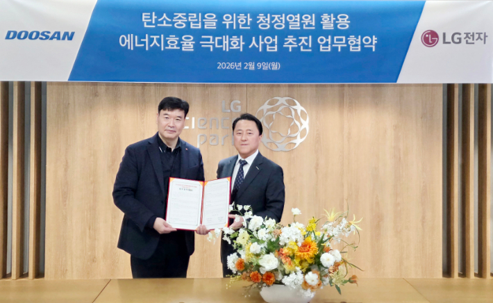 업무협약식이 끝나고, 두산퓨얼셀 이승준 영업본부장(오른쪽)이 LG전자 이광원 어플라이드사업담당과 기념사진을 촬영하고 있다. 듀산퓨얼셀 제공