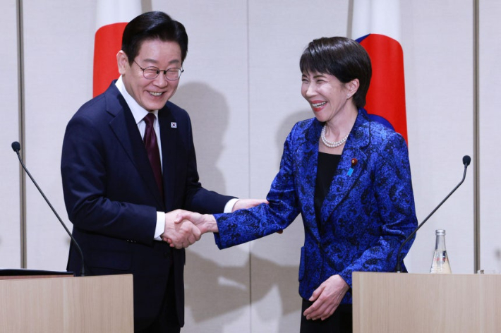 이재명 대통령과 다카이치 사나에 일본 총리가 지난달 13일 일본 나라현 정상회담장에서 공동언론발표 후 악수를 하고 있다. 연합뉴스 