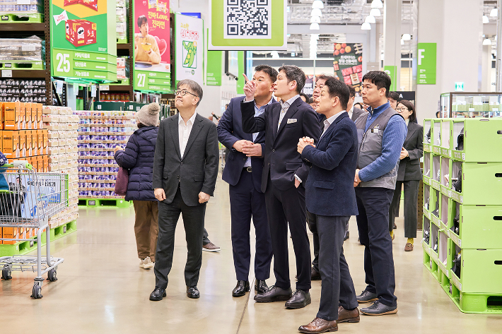 정용진 신세계그룹 회장이 설 연휴를 일주일 앞둔 9일 인천 트레이더스 구월점을 찾아 매장과 상품 설명을 듣고 있다. 신세계그룹 제공   
