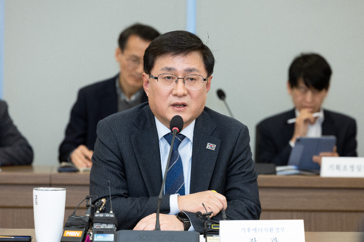 김성환 기후에너지환경부 장관이 9일 정부세종청사 회의실에서 출입기자단 간담회를 진행한 모습. 기후부 제공