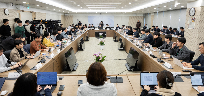 김성환 기후에너지환경부 장관이 9일 정부세종청사 회의실에서 출입기자단 간담회를 진행한 모습. 기후부 제공