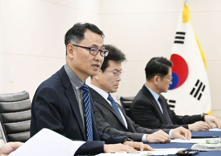 재정경제부 허장(왼쪽) 2차관이 10일 서울 용산구 한국재정정보원에서 열린 '2025회계연도 총세입부·총세출부 마감행사'에서 인사말을 하고 있다. 재정경제부 제공